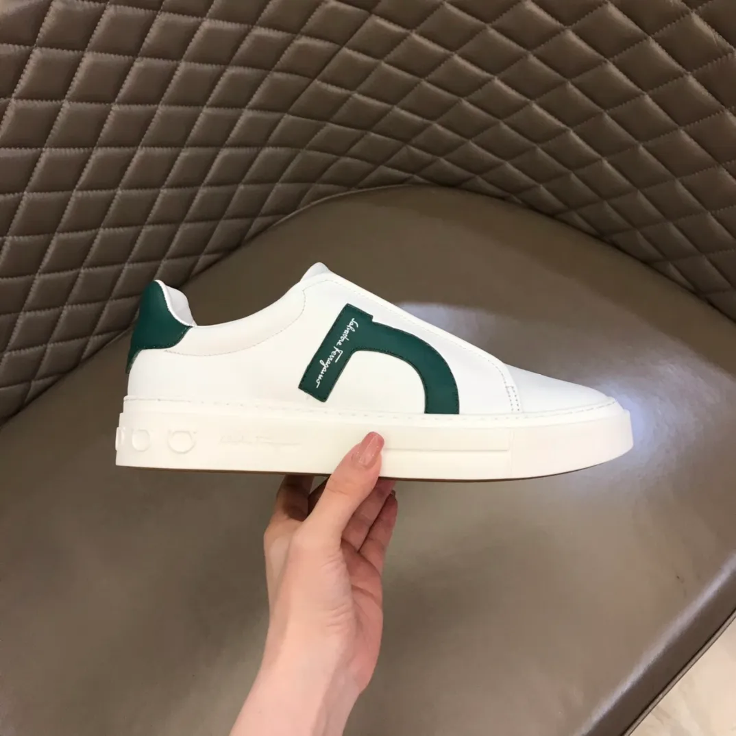 p400【Salvatore Ferraga**】New men's low-top casual shoes! Top-quality cow products, original lasts, made of imported cowhide, first-class texture, first-layer sheepskin lining! Original outsole! The details are exquisite and the style is versatile and upscale! Decorated with a three-dimensional Gancini logo, the back of the tongue and lace-up piping add a pop of color. The high-tech sole features a holographic pattern and Gancini details, making it ideal for a practical yet stylish everyday look. Code number 38-44 (45 can be customized)